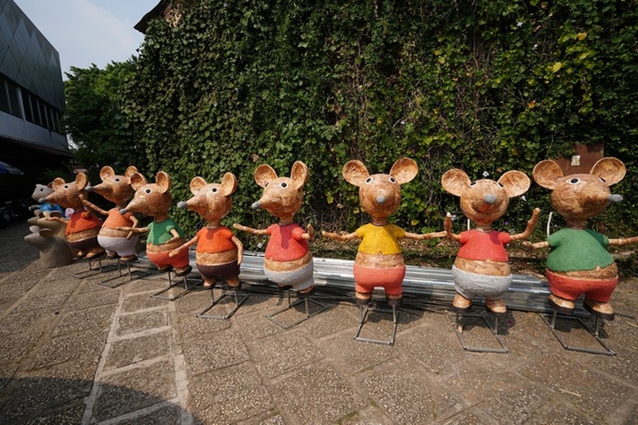 HCM City preparing for Tet flower street - 8