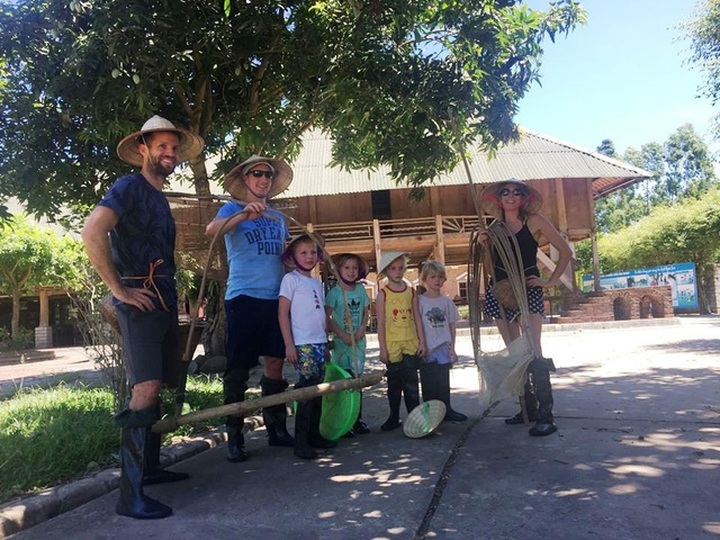 Foreign tourists experience farming life in Trang An - 4