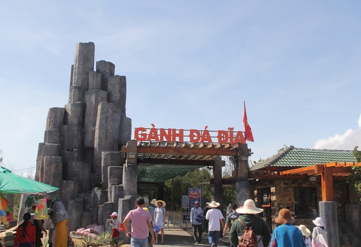 Phu Yen attracts tourists amid outbreak - 1