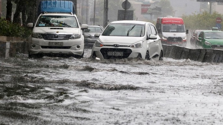 HCM City streets submerged by heavy rains - 5