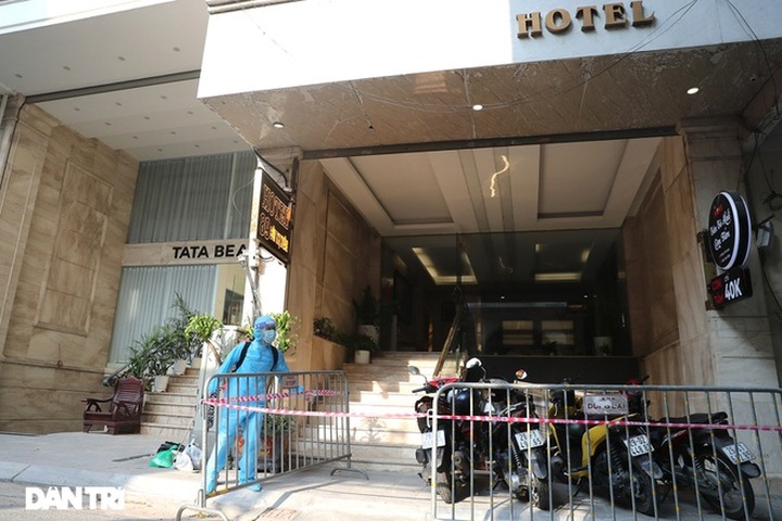 Hanoi authorities lock down more locations as new Covid-19 cases found - 2