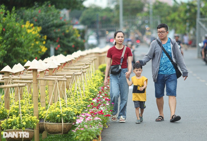 Lantern road at HCM City park attracts visitors - 4