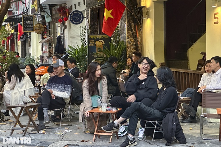 Hanoi tourist sites crowded on Tet days - 8