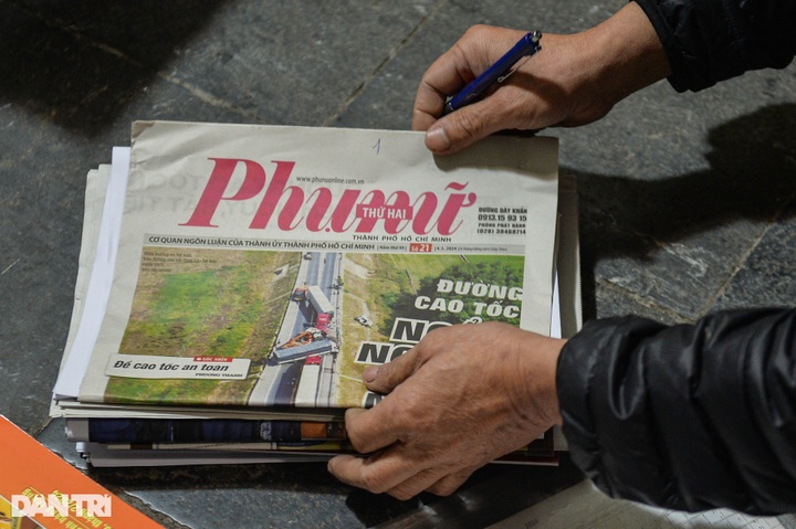 Hanoi’s early morning newspaper market - 4