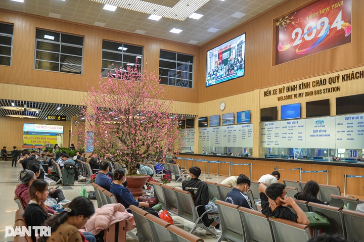 Hanoi roads jammed as Tet travel begins - 7