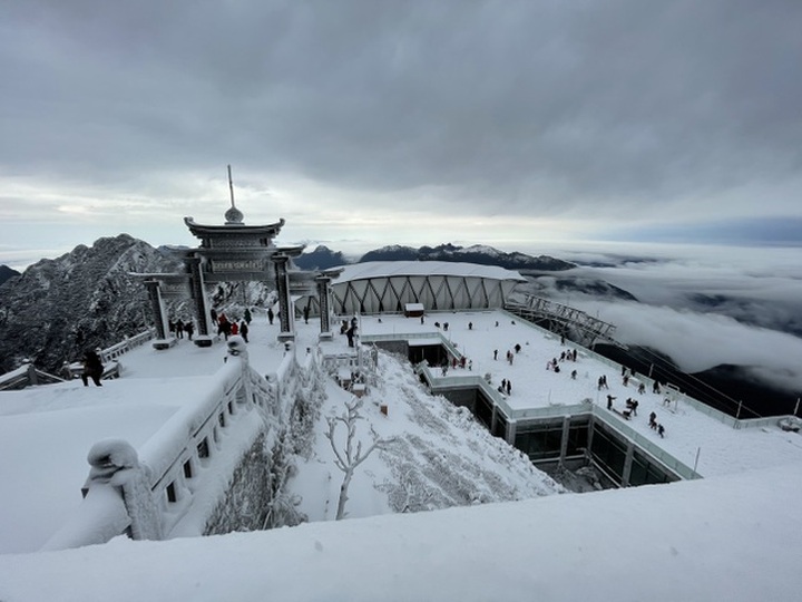 Tourists rush to Fansipan to see snow - 1