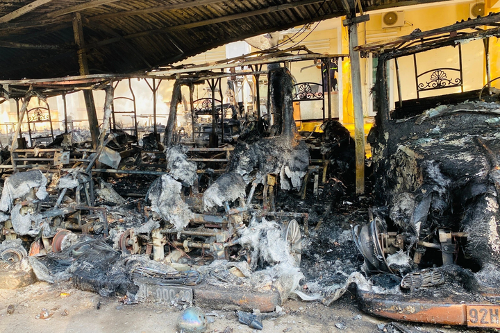 Fire destroys 40 electric cars in Hoi An - 3