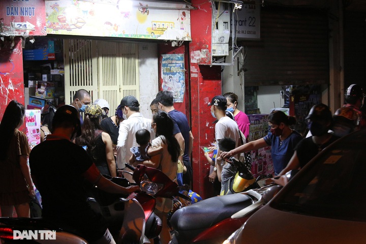 Hanoi streets jammed at Mid-Autumn Festival - 8