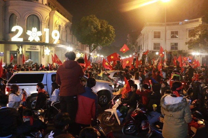 Football fans flood streets to celebrate Vietnam's historic SEA Games gold medal - 2 Football fans flood streets to celebrate Vietnam's historic SEA Games gold medal - 2