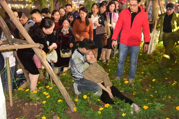 Thousands fill the streets to welcome New Year - 2 Thousands fill the streets to welcome New Year - 2