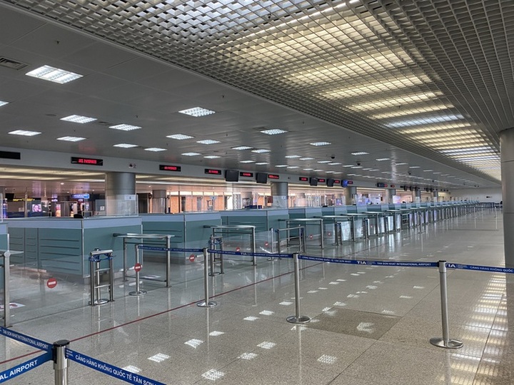 Empty Tan Son Nhat Airport after flight ban - 5