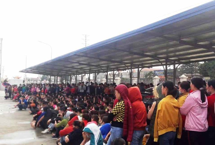 1,000 return to work after victorious Tet bonus strike - 1