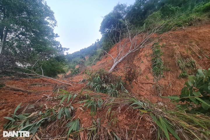 Mountainous road in Nghe An severely damaged after flash floods - 4