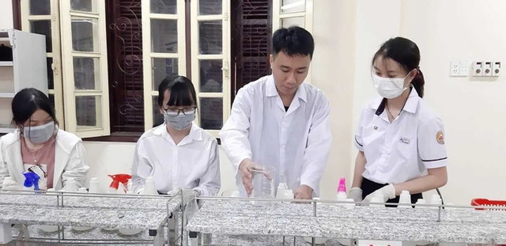 Hue students make hand sanitiser to fight coronavirus outbreak - 1