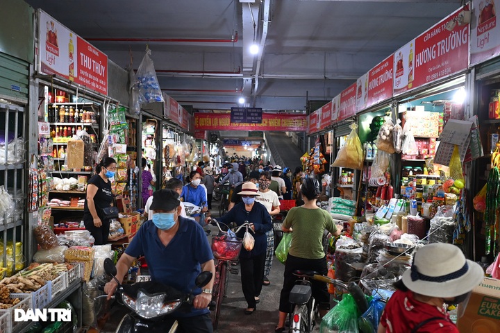 Hanoi streets deserted on the first day of social distancing - 13