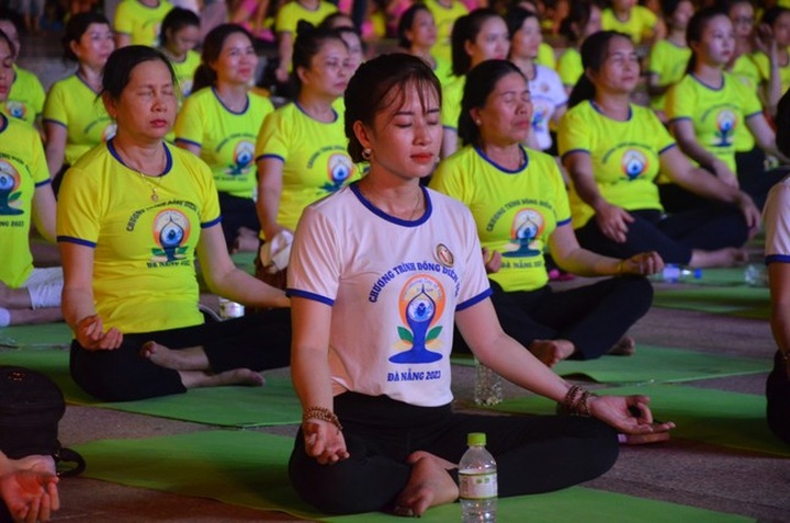 Over 1,500 people participate in Danang International Yoga Festival 2023 - 3