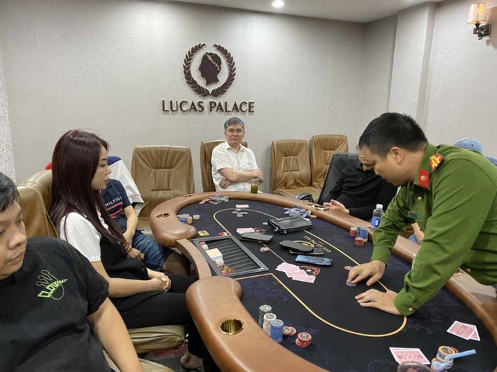 Dozens caught playing high-stakes poker in Hanoi - 1