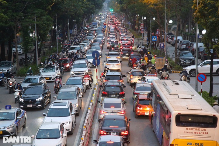 Hanoi streets jammed as Tet nears - 7