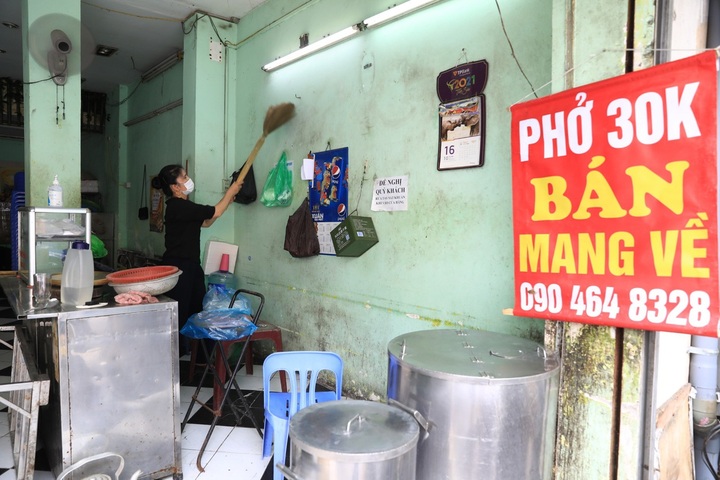 Shops in 19 Hanoi districts reopen after long suspension - 5