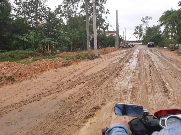 Quang Tri people struggle to clear mud after flooding - 4 Quang Tri people struggle to clear mud after flooding - 4