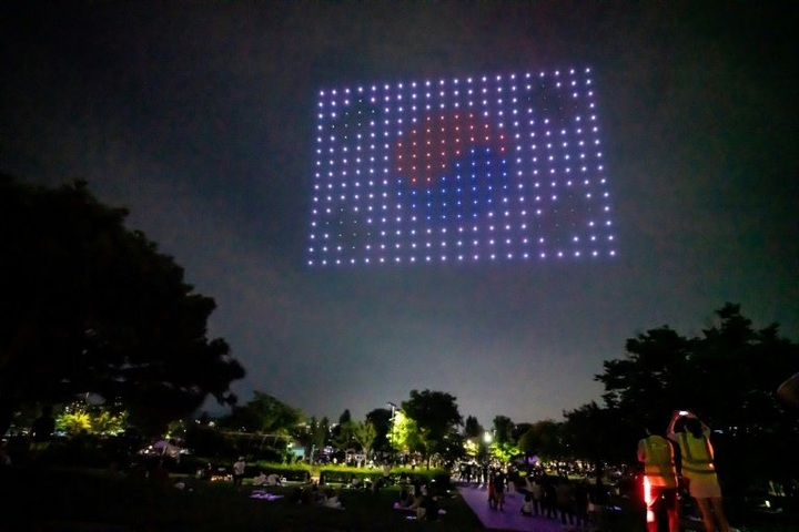 Hundreds of drones light up Seoul sky with virus messages - 1