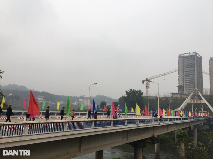 People travelling through Lao Cai border gate on the rise - 1
