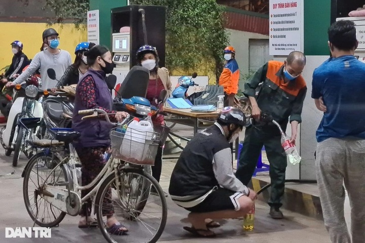 Hanoians rush to buy petrol due to impending price rise - 13