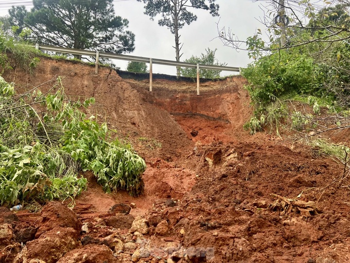 Da Lat road struggles with severe landslides - 1 Da Lat road struggles with severe landslides - 1