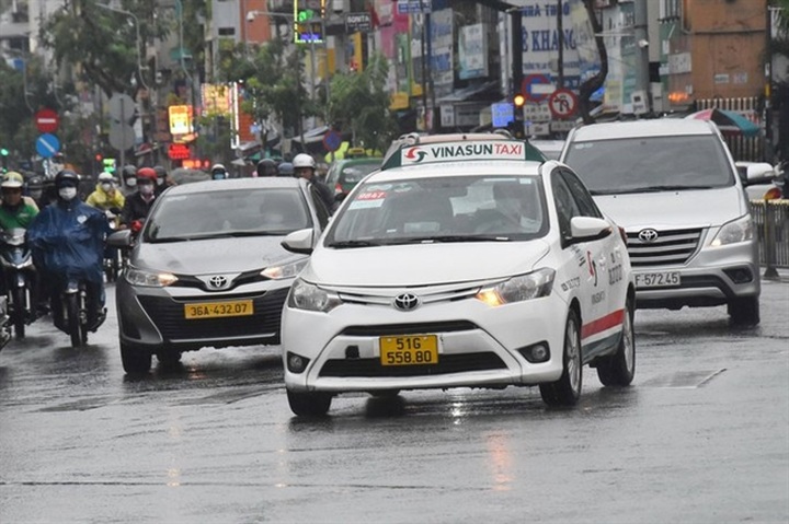 Traditional taxis make a comeback - 1