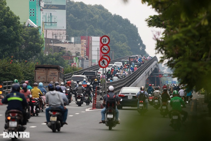 HCM City streets jammed after social distancing loosened - 5