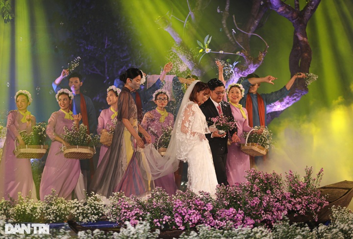 Mass wedding held for HCM City hospital’s couples - 12