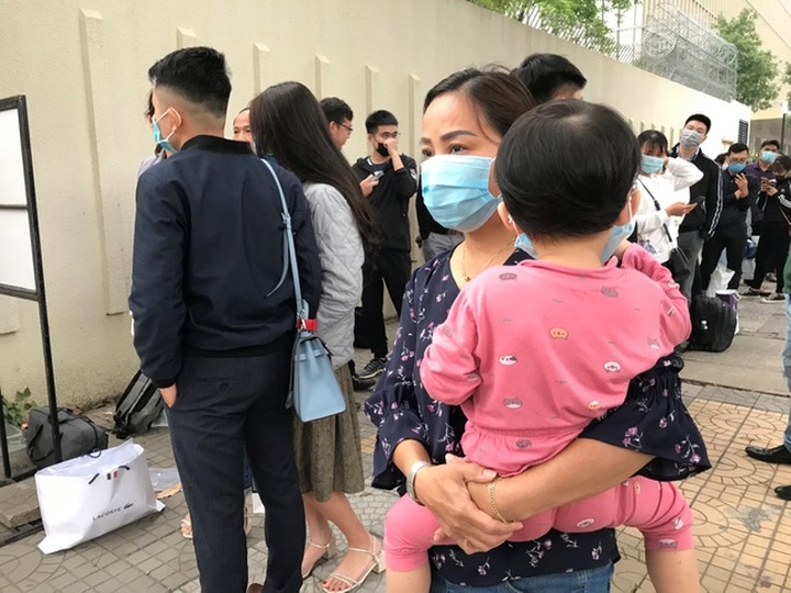 Hundreds queue from early morning for Japan visas - 6 Hundreds queue from early morning for Japan visas - 6