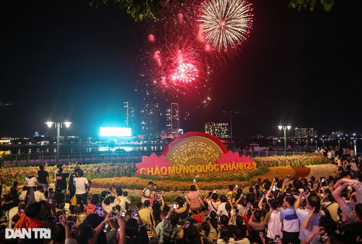National Day fireworks displays brighten HCM City - 3 National Day fireworks displays brighten HCM City - 3