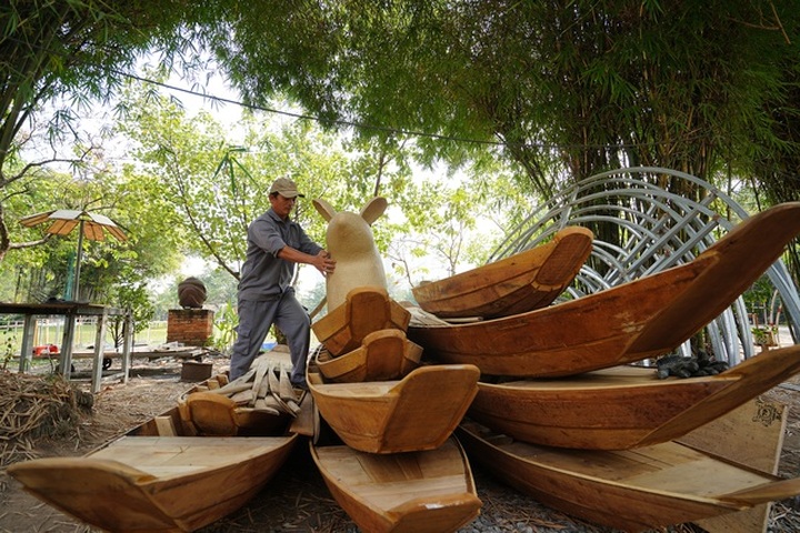 HCM City preparing for Tet flower street - 5