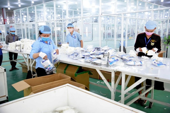 HCM City speeds up cloth face mask production process - 5