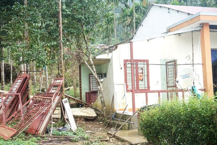 Quang Nam residents risk lives in daily river crossings - 3