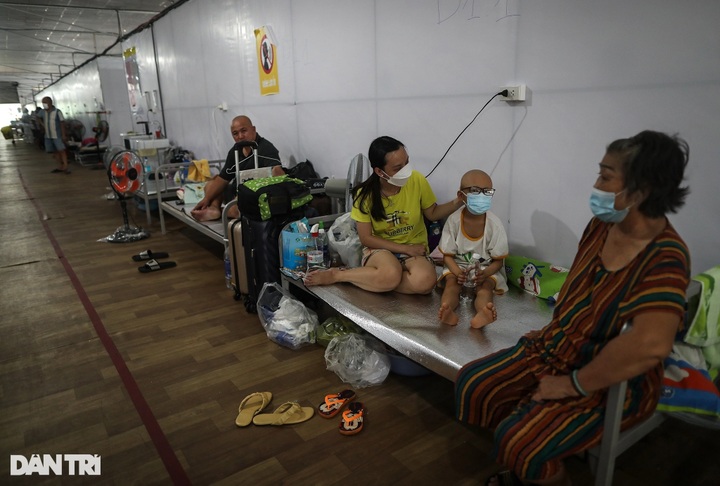 HCM City Covid-19 field hospital overloaded as patients surge - 6