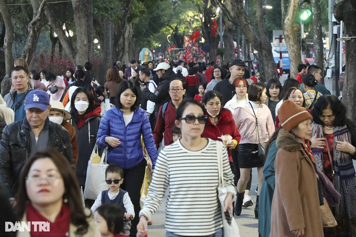 Hanoi tourist sites crowded on Tet days - 6