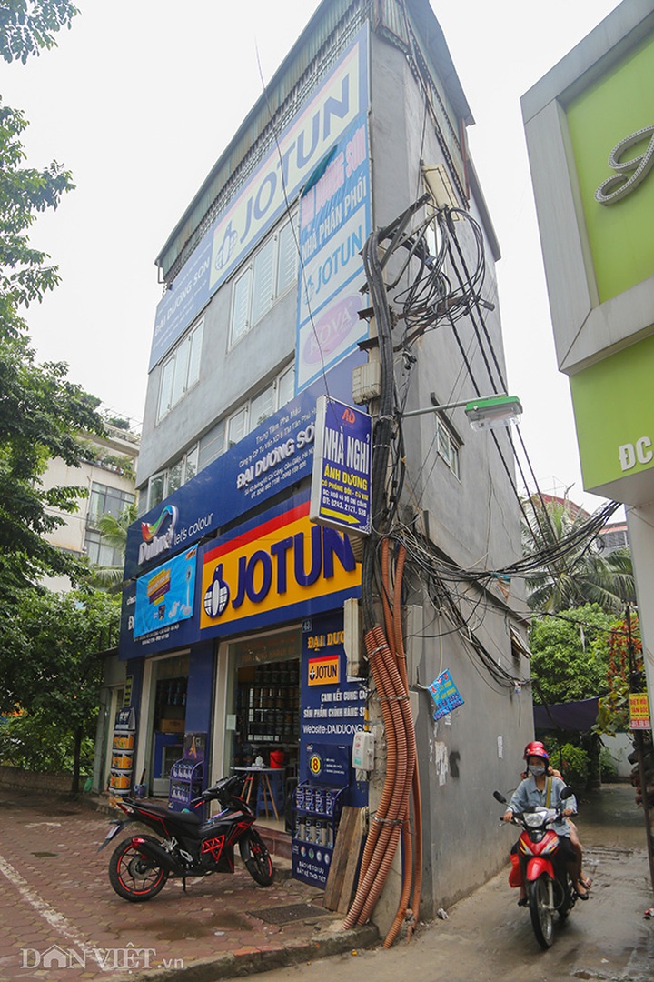 Super slim houses continue being built on new street - 4