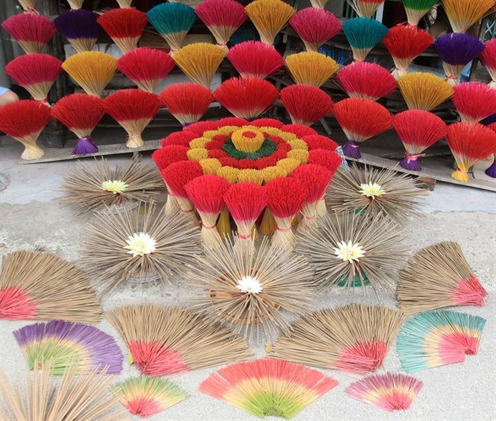 Sights and smells of incense making village lure tourists - 1 Sights and smells of incense making village lure tourists - 1