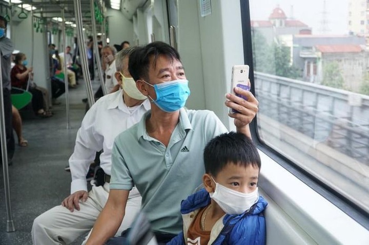 Hanoi metro route attracts modest passenger numbers - 1