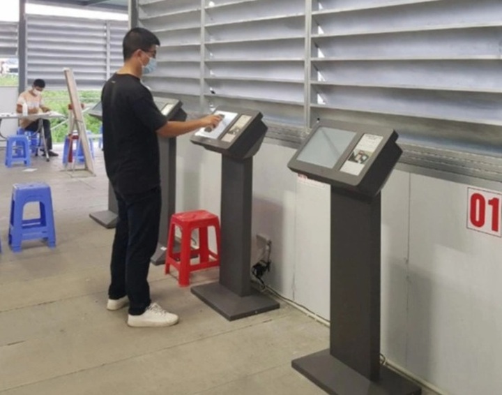 Quang Ninh applies scanning system for better control at Covid-19 checkpoints - 1