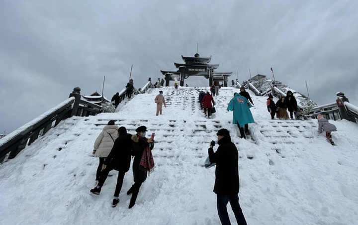 Tourists rush to Fansipan to see snow - 4