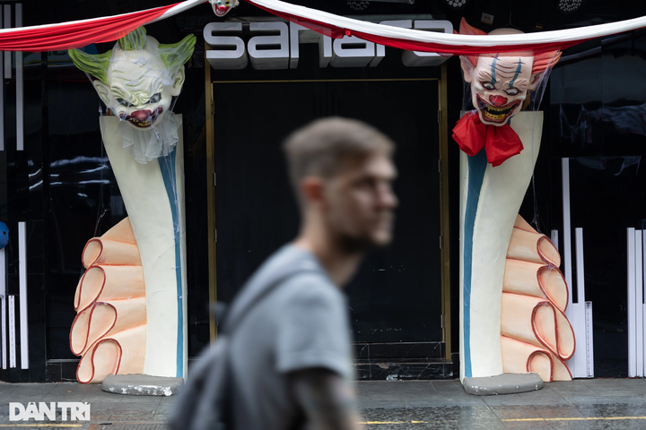 HCM City streets see horrific scenes as Halloween nears - 2 HCM City streets see horrific scenes as Halloween nears - 2