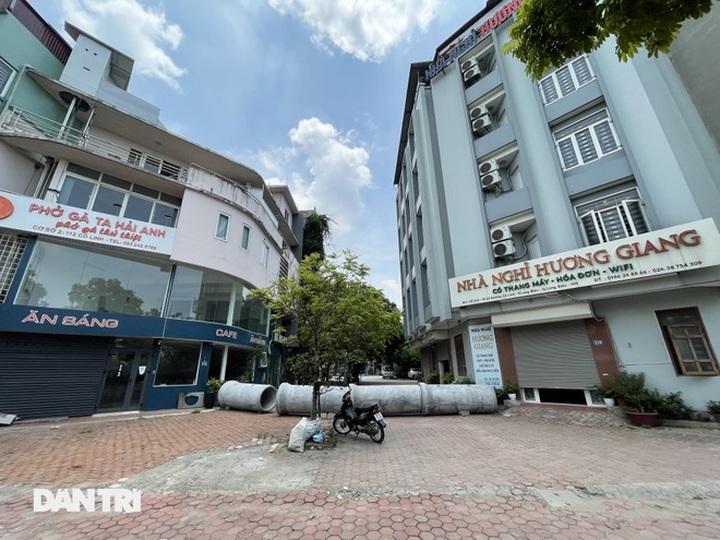 Unique barriers set up for Covid-19 prevention in Hanoi - 4