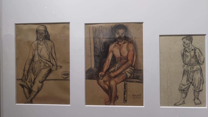 Hundreds of sketch paintings displayed at Hanoi university - 4