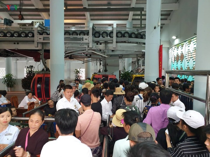 Huong Pagoda jammed on festival opening day - 5