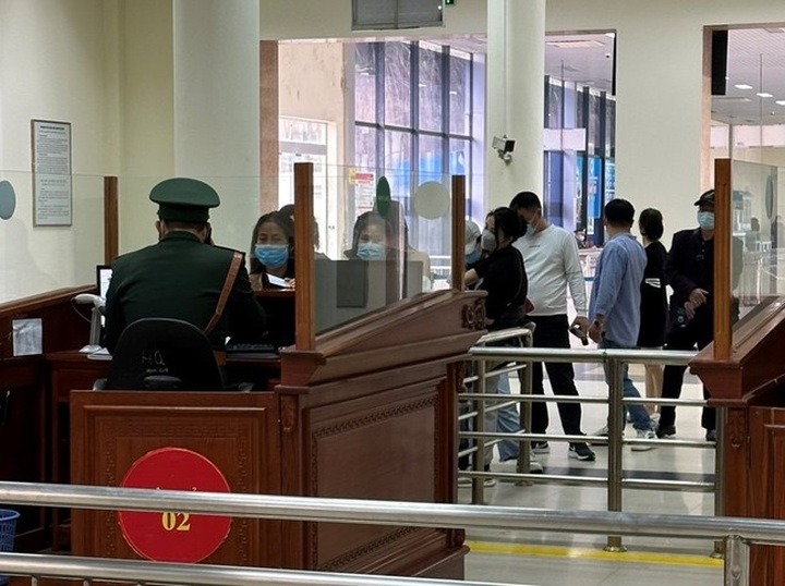 Mong Cai Border Gate serves first Chinese tourists after three-year gap - 3 Mong Cai Border Gate serves first Chinese tourists after three-year gap - 3