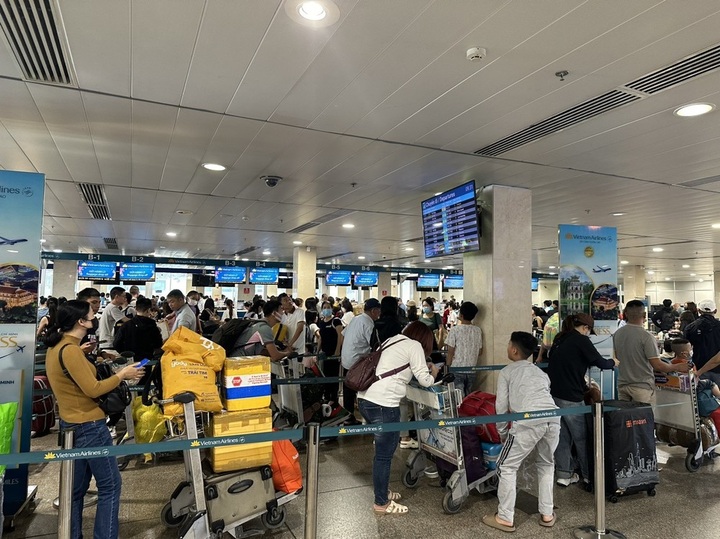 Tet air ticket prices continue rising - 1