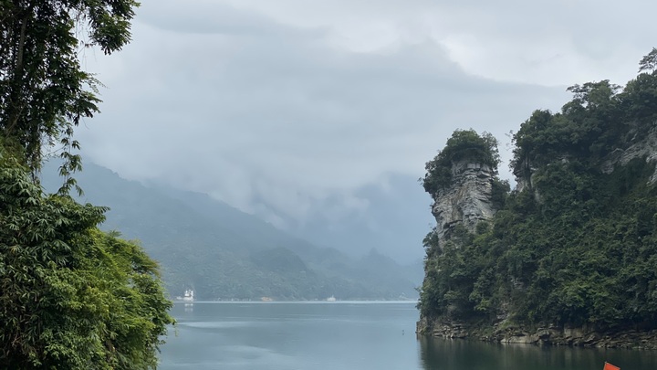 Tuyen Quang's Na Hang Reservoir offers stunning landscapes - 1